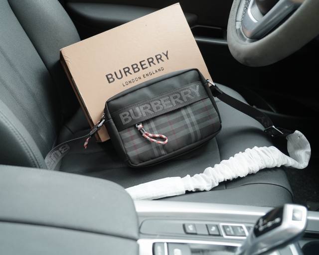 巴宝莉 官网同步 高版本 单肩斜挎背包 经典不过时之作 原单布料材质 手感细腻 深度防水耐磨 非市面普通货 低调奢华 完全不浮夸的款式 日常又时髦 配全套包装折