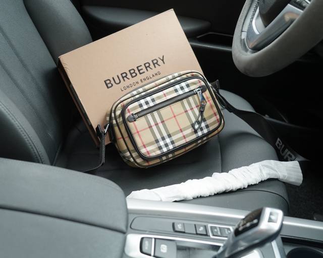 巴宝莉 官网同步 高版本 单肩斜挎背包 经典不过时之作 原单布料材质 手感细腻 深度防水耐磨 非市面普通货 低调奢华 完全不浮夸的款式 日常又时髦 配全套包装折