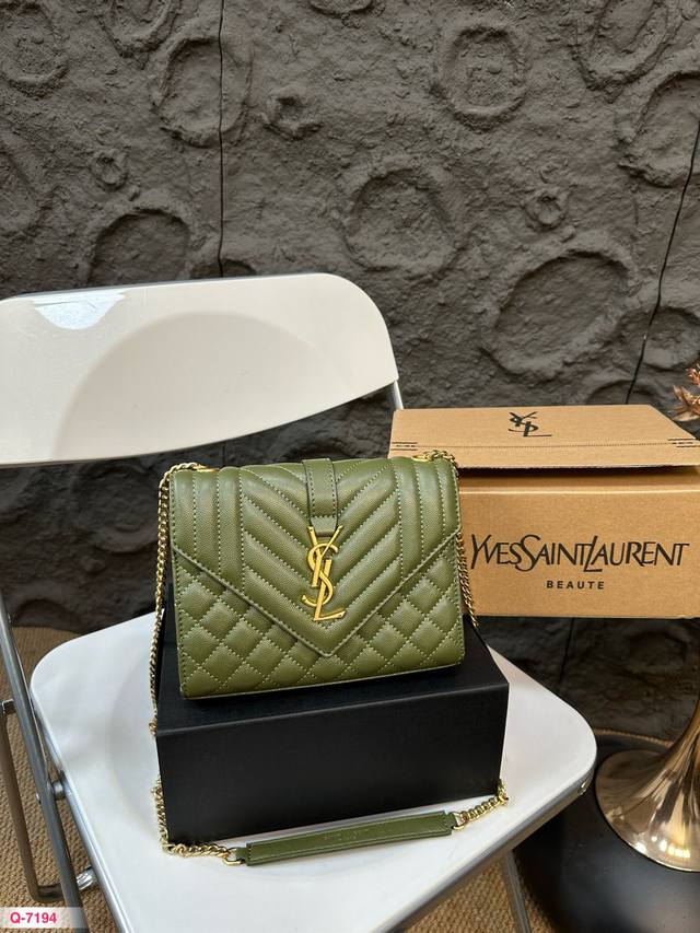 配折叠盒 Ysl信封包 原版粗旷鎏金链条 标签s*Int Laurent 链条包,圣罗兰 Ysl 专柜永恒经典同步款,来自最新一季的绝妙设计,包身廓形类似邮 差 配折叠盒 Ysl信封包 原版粗旷鎏金链条 标签s*Int Laurent 链条包,圣罗兰 Ysl 专柜永恒经典同步款,来自最新一季的绝妙设计,包身廓形类似邮 差