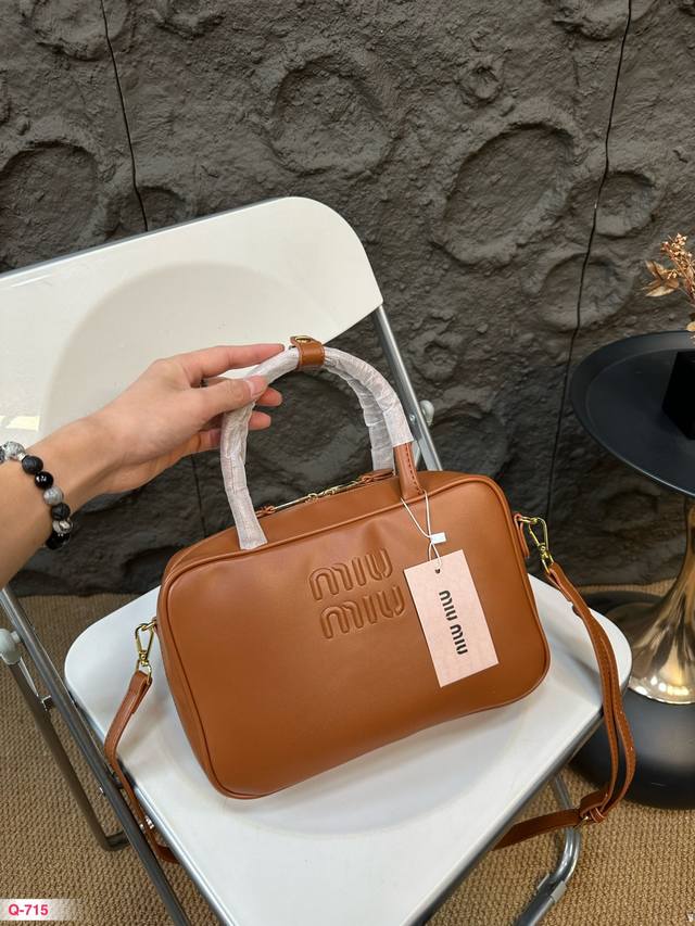 尺寸27.17Cm 缪缪 Miumiu 保龄球公文包 90年代杂志少女即视感，少女书卷气说有就有了！ 搭配毛衣运动裤的穿搭很合适，Miumiu 就是潇酒千金的代