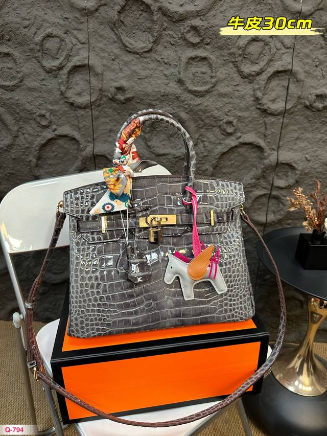 配折叠盒 爱马仕头层牛皮铂金包 背铂金包的季节来啦 金扣!原版品质 尺寸30.25Cm 配折叠盒 爱马仕头层牛皮铂金包 背铂金包的季节来啦 金扣!原版品质 尺寸30.25Cm