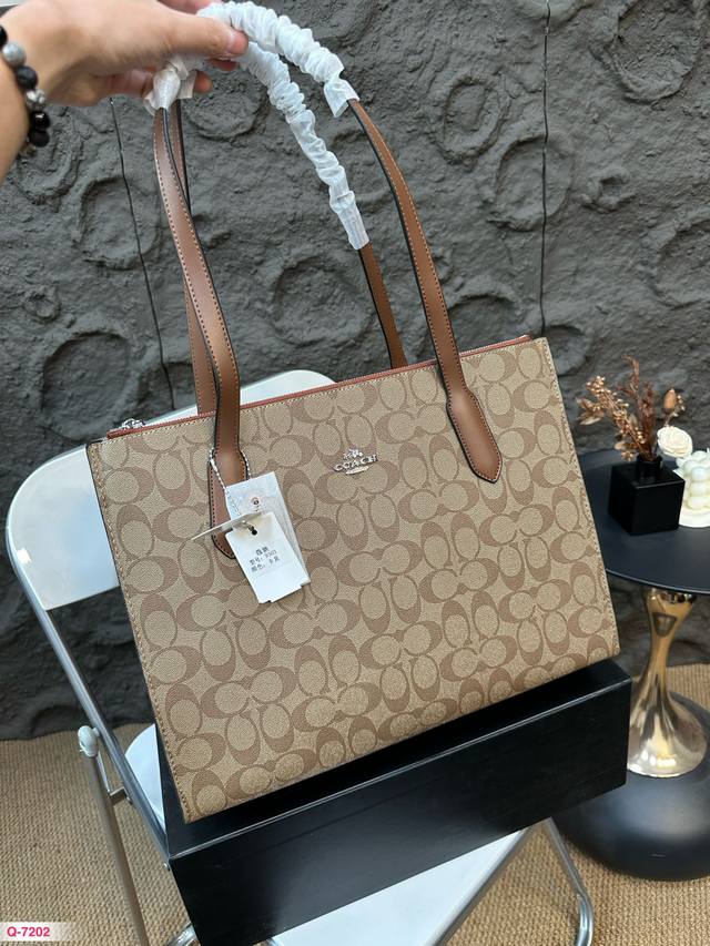 配礼盒 蔻驰coach8月新品 #Coach新品 新品nina托特 经典老花两色，大气百搭又实用，双层拉链设计，容量隔层大，电脑文件均可收纳，Pvc帆布涂层面料