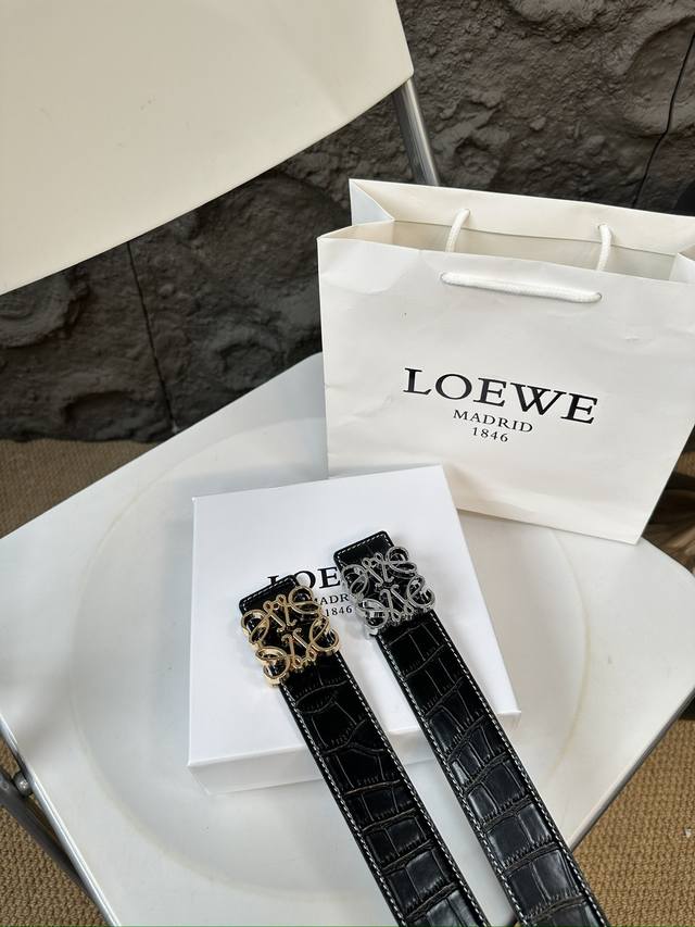 升级版 罗意威！！ 高版本！ 腰带 嘿哈 原单牛皮皮带～热门款 皮带里面最火的啦～质量很好 全套包装！五金绝对不褪色 皮带头和专柜一样的哦～ 配礼盒手提袋发票