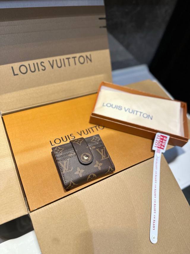 配盒 Lv零钱包卡包 人手一只 C 配盒 Lv零钱包卡包 人手一只 C
