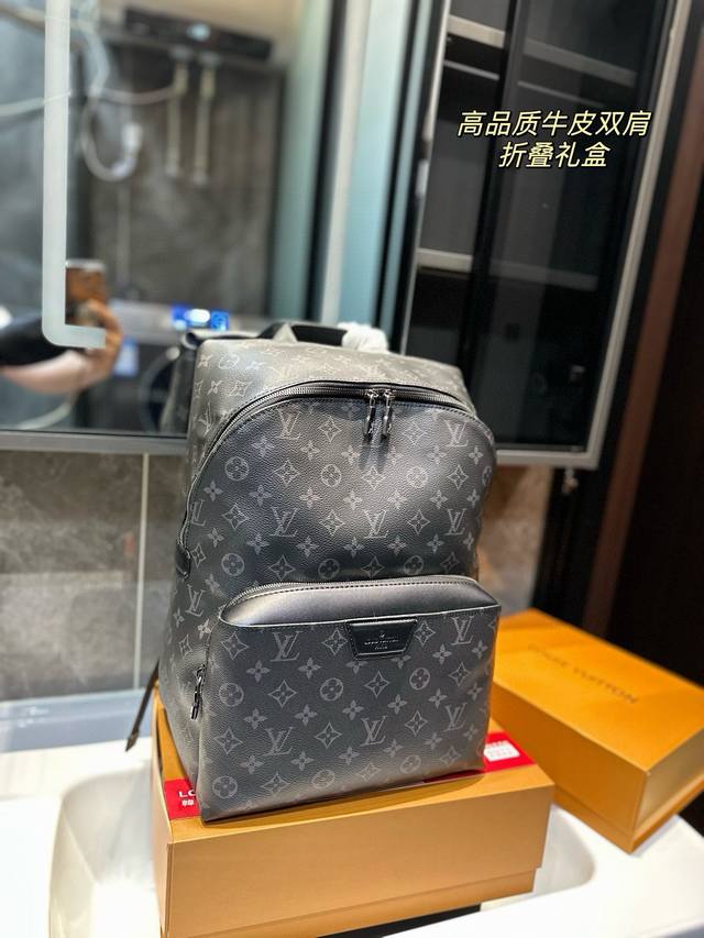 折叠礼盒 Lv男士discovery老花双肩包 最近撸的iv男士discovery老花双肩包, A容量很大,放的下小笔记本。 男女通用,感觉女生背也很好看。 ★ 折叠礼盒 Lv男士discovery老花双肩包 最近撸的iv男士discovery老花双肩包, A容量很大,放的下小笔记本。 男女通用,感觉女生背也很好看。 ★