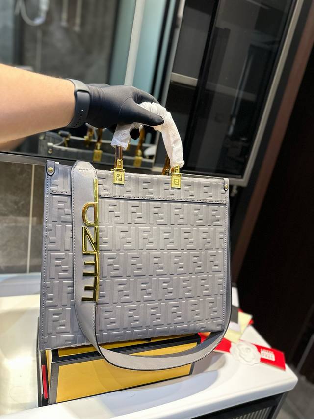 芬迪logo的托特包fendi Tote 好看又酷炫的芬迪包包，渐变logo的设计。 Fendi托特包“阳光手提袋” 字母蛇皮logo手工缝线设计，玳瑁双手柄是