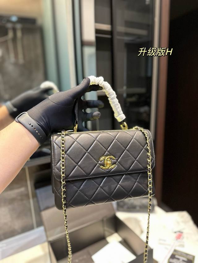 折叠礼盒 香奈儿trendy Cc 平时挺喜欢用带手柄的包包的方便手提什么的 容量足够哦 .:*内里也是皮的 Chanel的经典配色 尺寸：24