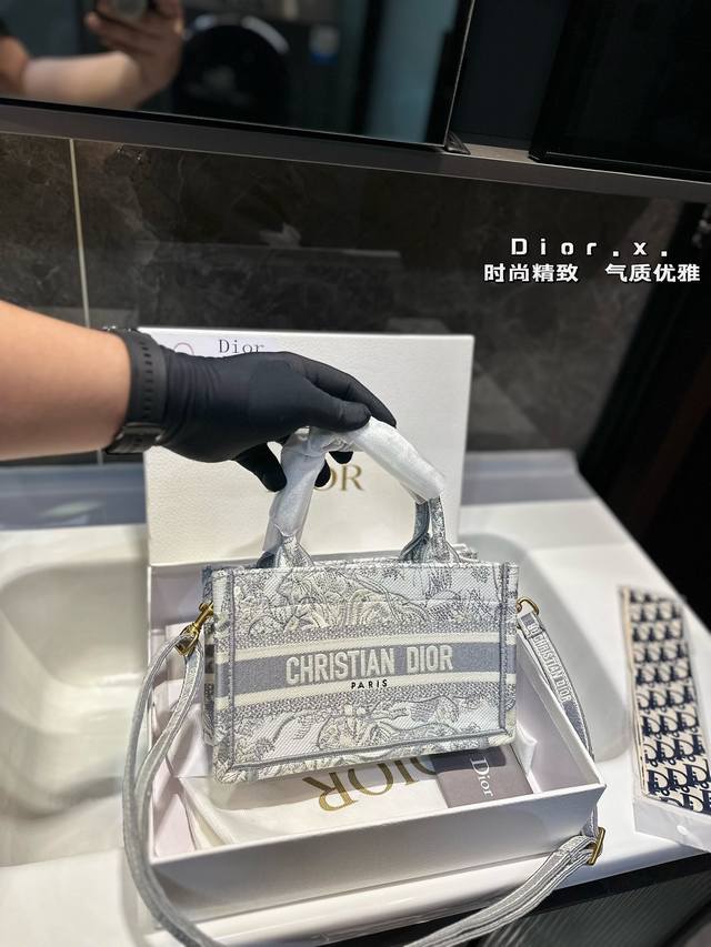 礼盒包装 迪奥dior 刺绣购物袋 本年度重量级专柜经典爆款 将帅气和优雅两种不同的风格碰撞在一起，融合了新一代女性的时髦与个性 展现女性力量 包包全身刺绣设计