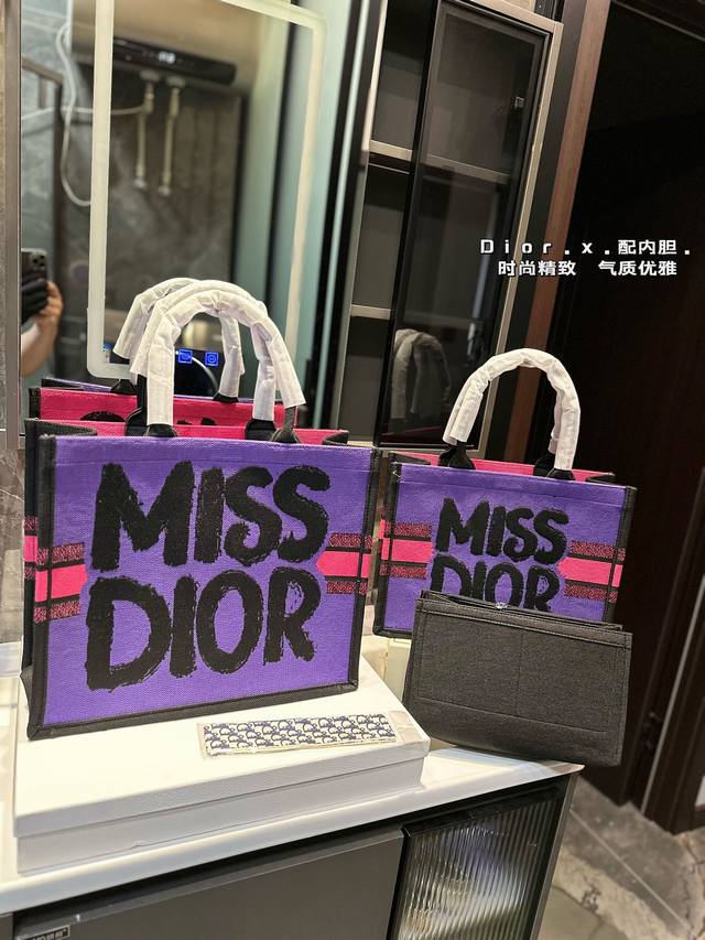 礼盒包装 迪奥dior 刺绣购物袋 本年度重量级专柜经典爆款 将帅气和优雅两种不同的风格碰撞在一起，融合了新一代女性的时髦与个性 展现女性力量 包包全身刺绣设计