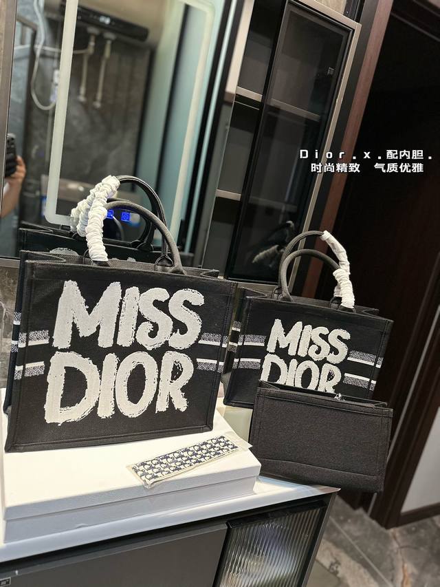 礼盒包装 迪奥dior 刺绣购物袋 本年度重量级专柜经典爆款 将帅气和优雅两种不同的风格碰撞在一起，融合了新一代女性的时髦与个性 展现女性力量 包包全身刺绣设计