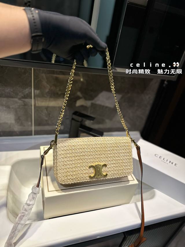 Céline 草编 腋下包 最近发现 复古的老花风潮 持续升温 Lisa作为赛琳亚洲唯一代言人 老花马鞍包尺寸 23-5-12Cm 老花腋下包的出镜率都很高！C