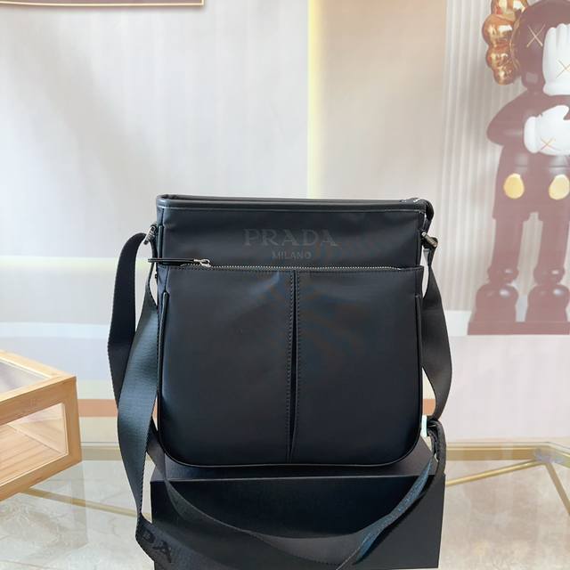 Prada 普拉达 原单尼龙布单肩包 斜挎包男包 采用精湛镶嵌细工，经典百搭 实物拍摄 原厂原版面料 高端品质 配送小票防尘袋 28 X 26 Cm。