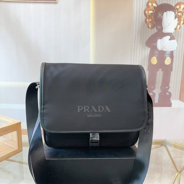 Prada 普拉达 尼龙布翻盖邮差包单肩包 男士斜挎包 采用精湛镶嵌细工，经典百搭 实物拍摄 原厂原版面料 配送防尘袋 30 X 30 Cm