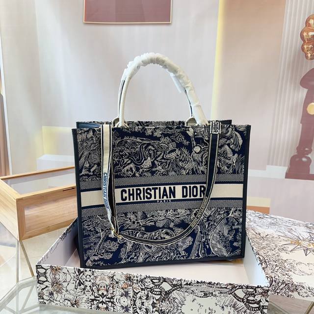 中号 折叠盒 Size：36×27 Dior 迪奥book Tote 刺绣托特包 全面包身布满精致刺绣 立体的全刺绣具有纹理感～ 包边设计，配长肩带 斜挎手提