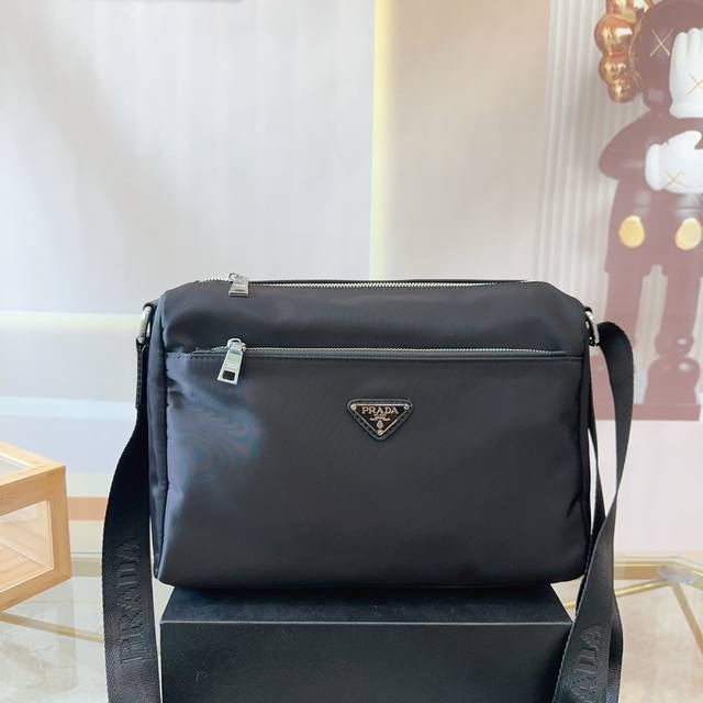 Prada 普拉达 尼龙布翻盖邮差包单肩包 男士斜挎包 采用精湛镶嵌细工，经典百搭 实物拍摄 原厂原版面料 配送防尘袋 32 X 22 Cm