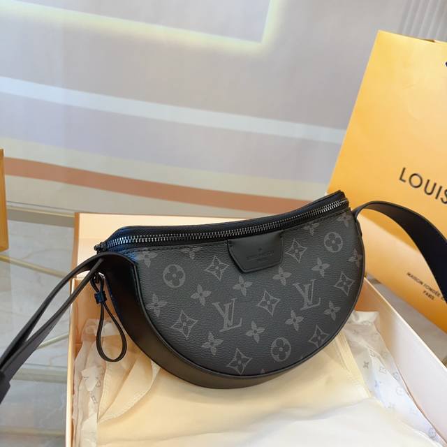 折叠礼盒包装 高端货 新款 “ Louis Vuitton ”Lv单肩包 路易威登单肩包 M23835。Louis Vuitton Moon 可调节肩带拉链开合