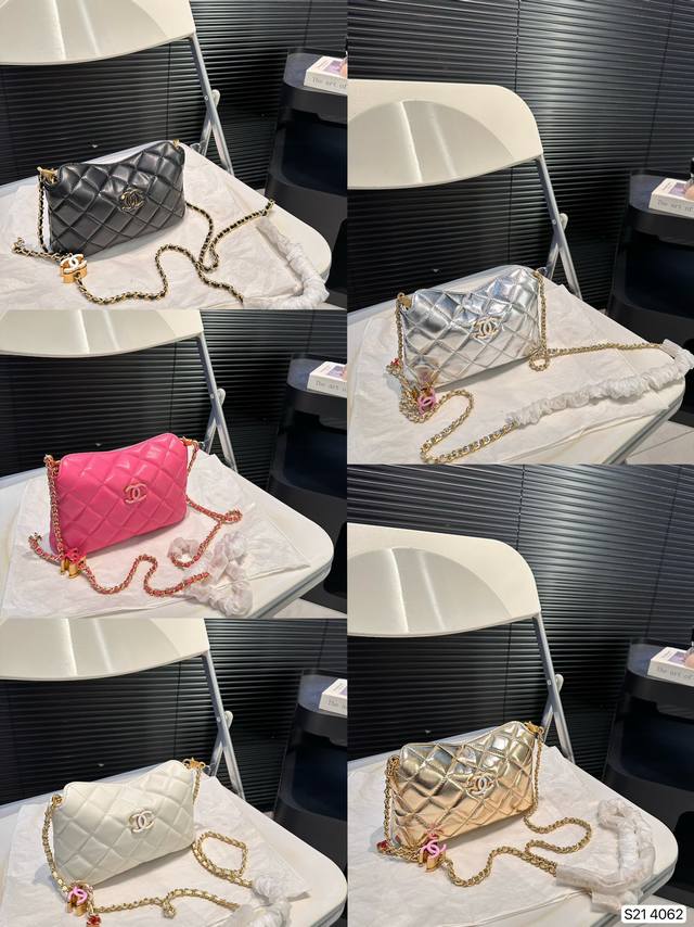 配飞机盒折叠盒子 香奈儿链条包 时髦单品双c珐琅扣精致百搭哇 小巧精致中蕴含无尽魅力 尺寸：19 13.5 货号4062