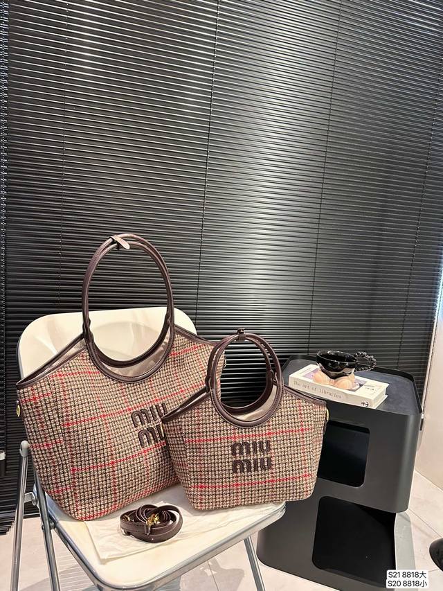 大号 小号 又是被miumiu 征服的一天 麂皮缪缪托特 近期的好物推荐，最近超爱这个包包，托特包真的超能 装，出门拍摄能装好多小东西，随意慵懒的赶脚很戳 我，