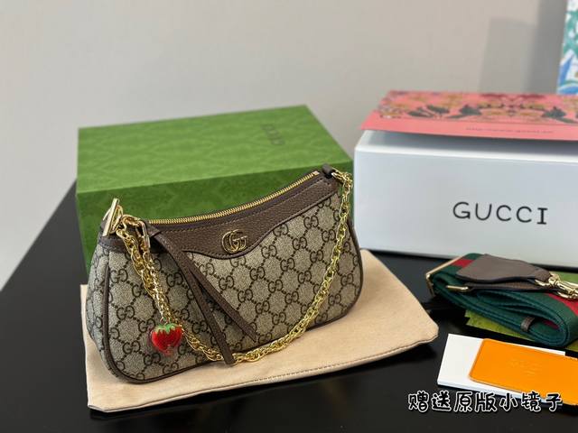全套包装 Gucci新款腋下包到手！ 太美了太美了太美了！看起来小小一只其实超能装！放两只iphone都绰绰有余！肩带也是可调节的！我穿着个白t就迫不及待直接上