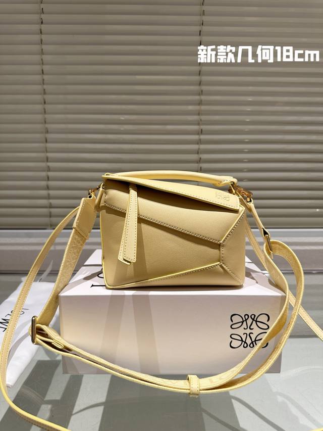 配盒 新几何 尺寸： 18*10Cm 小号 Loewe 几何包puzzle 很有质感的颜色， 灰色puzzle Edge很高级哦！ 牛皮品质！ 完全hold住！