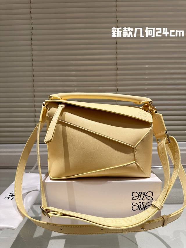 配盒 新几何 尺寸： 24*15Cm 大号 Loewe 几何包puzzle 很有质感的颜色， 灰色puzzle Edge很高级哦！ 牛皮品质！ 完全hold住！