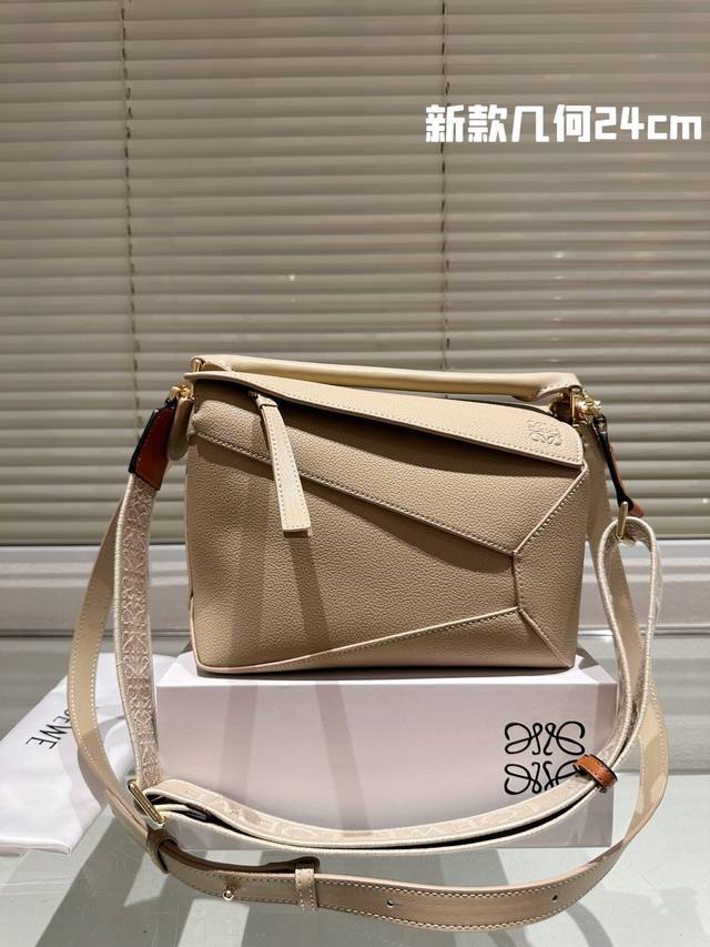 配盒 新几何 尺寸： 24*15Cm 大号 Loewe 几何包puzzle 很有质感的颜色， 灰色puzzle Edge很高级哦！ 牛皮品质！ 完全hold住！