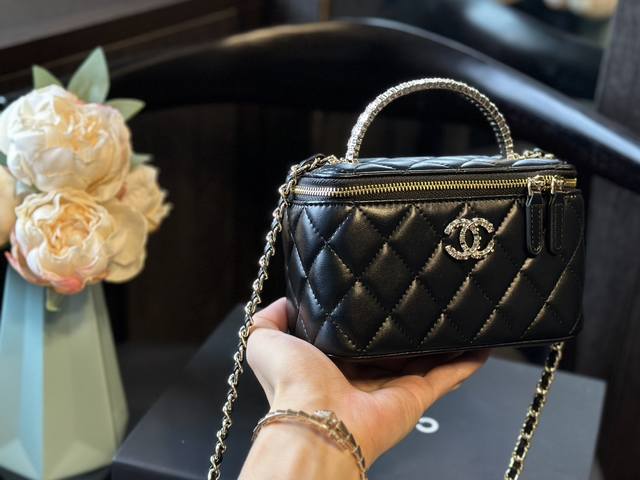 原单 折叠礼盒 Chanel 24B 新品 高级钻石手柄 盒子包 化妆包 小箱子 最近的盒子包系列真的好火，小盒子当然是异常可爱啦e！尺寸 16 10 8Cm
