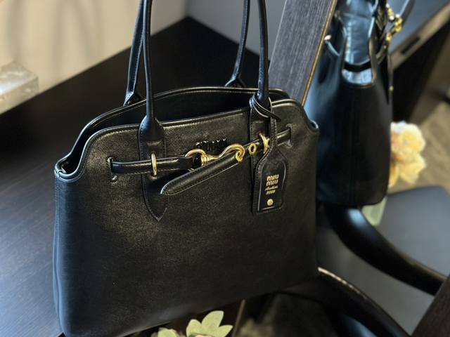 原版皮 Miumiu Aventure 公文包 贝壳包 酷酷的慵懒感洋气且时髦，还有一丢vintage感，超有调 上班通勤，日常出街都超出片，很有年轻人的活力，