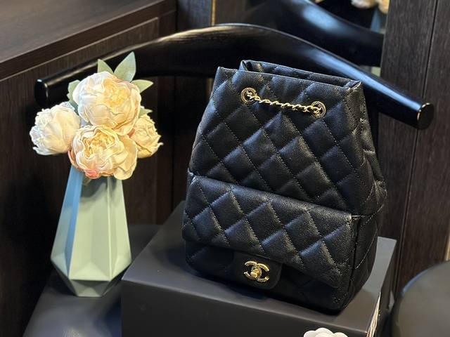 鱼子酱 折叠礼盒 偶遇心头爱 香奈儿双肩 Chanel 香奈儿新上市的duma 24B，简直不要太好看。爱不释手，香奈儿的双肩包真的好香。 尺寸：21 25