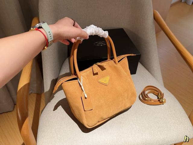 普拉达prada 磨砂麂皮绒手提斜挎包 尺寸23×20×12 礼盒包装