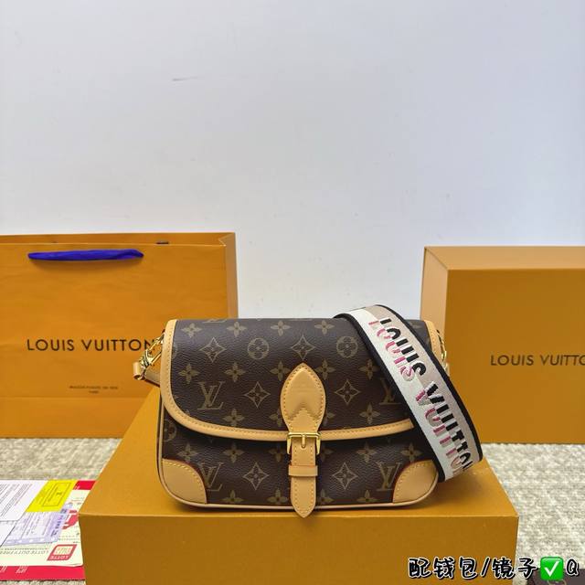 全套包装 Lv路易威登diane复古法棍包 包内配零钱包镜子 搭配两条肩带，腋下斜挎、 皮带扣设计复古经典，超级实用 简约的包型，可盐可甜，慵懒又随意 Size