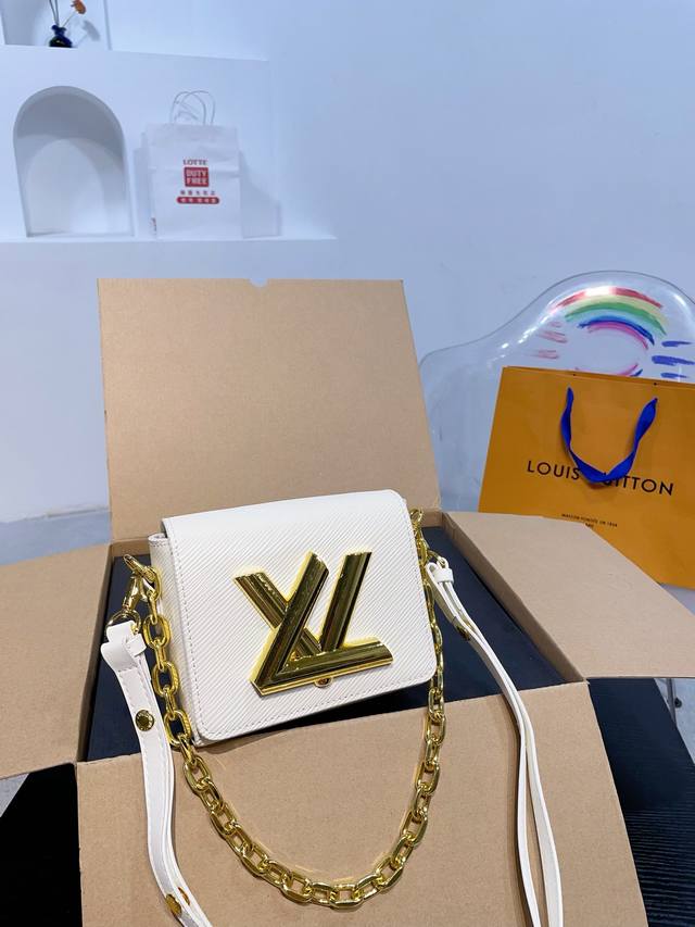 折叠礼盒包装 Lv 翻盖斜挎包twist Woc 气场强大又百搭大气的包包 抓住夏日阳光 时髦又有活力感～ 尺寸 20Cm