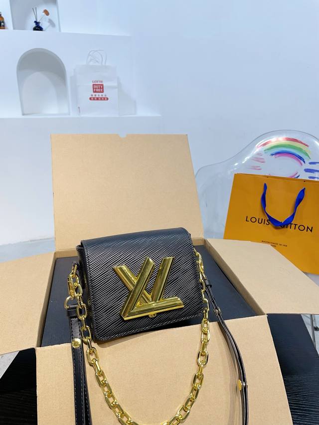 折叠礼盒包装 Lv 翻盖斜挎包twist Woc 气场强大又百搭大气的包包 抓住夏日阳光 时髦又有活力感~ 尺寸 20Cm 折叠礼盒包装 Lv 翻盖斜挎包twist Woc 气场强大又百搭大气的包包 抓住夏日阳光 时髦又有活力感~ 尺寸 20Cm