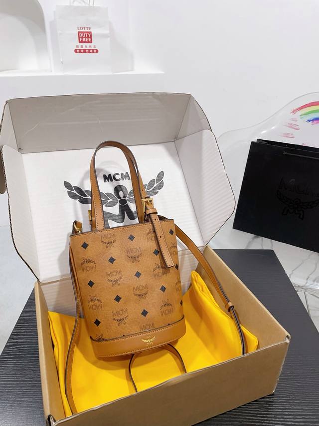 飞机盒 Mcm 原单升级款 水桶包 Mcm ｜水桶包｜2024新款 Mcm原高单品质最款新还可以斜挎哦，超洋气一的款。2024限量 夏必天备 小包包 大容量，喜