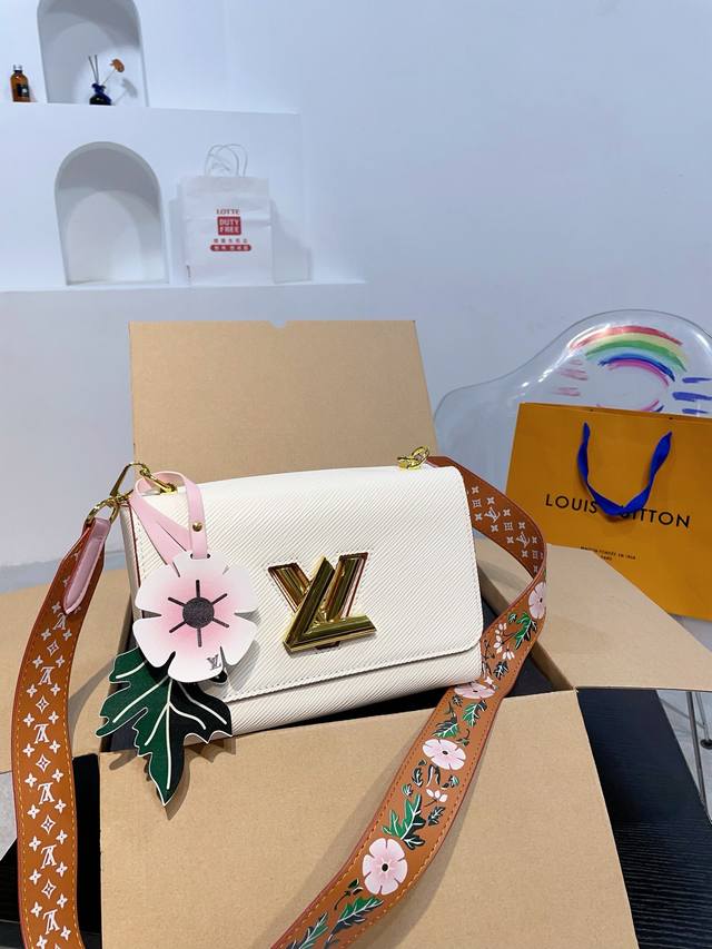 折叠礼盒 Lv 新款 限定 Twist 水波纹 纽扣 最新最火款twist Denim 出货了 呈现新古典 Twist 中号手袋。造就聚焦设计：翻盖的超值 明快