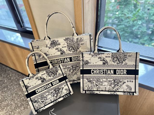 原单刺绣 折叠礼盒包装 Dior托特tote 超实用的3个尺寸 新颜色购物袋~ 出游必备单品! 尺寸 26Cm小 35Cm中 41Cm大 原单刺绣 折叠礼盒包装 Dior托特tote 超实用的3个尺寸 新颜色购物袋~ 出游必备单品! 尺寸 26Cm小 35Cm中 41Cm大