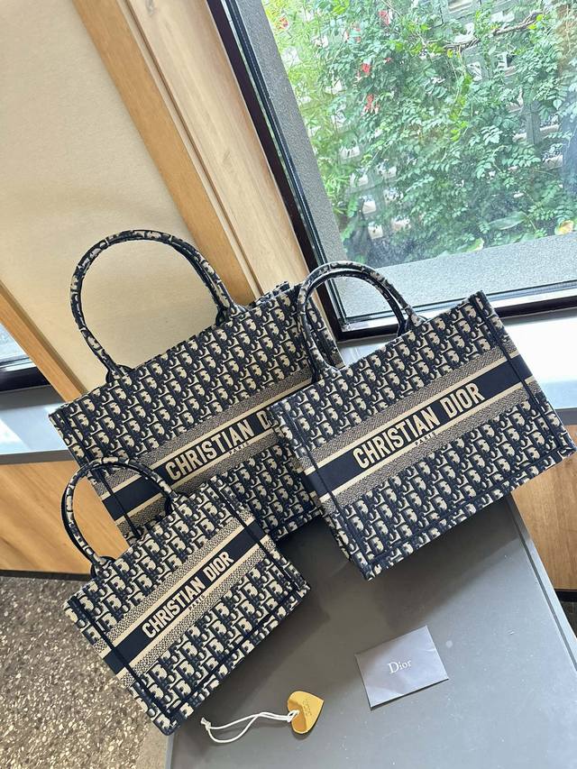 原单刺绣 折叠礼盒包装 Dior托特tote 超实用的3个尺寸 新颜色购物袋~ 出游必备单品！ 尺寸 26Cm小 35Cm中 41Cm大