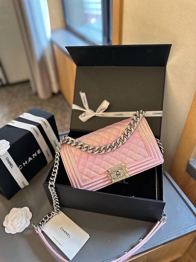 折叠礼盒包装 Chanel Leboy 新品！跟cf相比 Le Boy 更多的是硬气，也更为年轻化，更好搭配，包身牛皮品质，融合2.55复刻包型，配上方形金属l