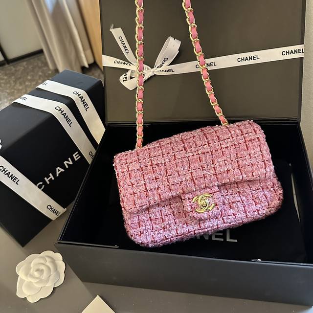 折叠礼盒官网飞机盒” Chanel 新品 高级镶金镂空编织手柄 盒子包 化妆包 小箱子 最近的盒子包系列真的好火，小盒子当然是异常可爱啦。尺寸 20Cm