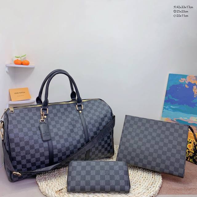 三件套 Lv 旅行袋+手拿包+钱包 3件套组合 尺寸:大42X33X17Cm,中25X20Cm,小20X11Cm. 三件套 Lv 旅行袋+手拿包+钱包 3件套组合 尺寸:大42X33X17Cm,中25X20Cm,小20X11Cm.