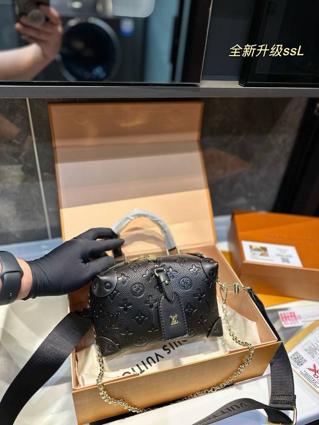 礼盒包装 Lv今年最美软盒子 一直羡慕男生的softtrunk 既有造型又很实用 本季终于也出了女生的软身小箱子 造型和petite Malle比起来圆润不少 礼盒包装 Lv今年最美软盒子 一直羡慕男生的softtrunk 既有造型又很实用 本季终于也出了女生的软身小箱子 造型和petite Malle比起来圆润不少