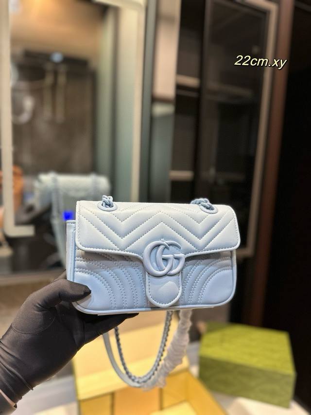 折叠礼盒 Gucci酷奇双g链条包 马卡龙 Gucci马蒙marmont Gucci新款小可爱震撼来袭 宝宝们 绝对绝对的下一个爆款！ 尺寸：26 22