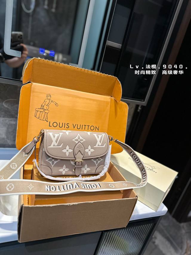 礼盒包装 天呐lv法棍包穿搭也太好看了吧无滤镜的上身实拍先自从speedy20开始就种草了这个系列然后又特别喜欢双肩带的配置让复古的气质中又带着时尚感搭配起来毫