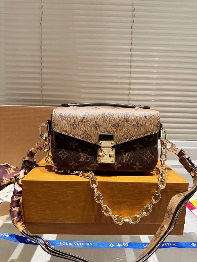 Lv 邮差小号链条包 变码芯片 热乎乎刚出炉的邮差新款 邮 差作为lv经典款,真的很受大家的欢迎，冬天背超有韩剧女主的感觉可是大大的尺寸对于小个子女生真的不是很