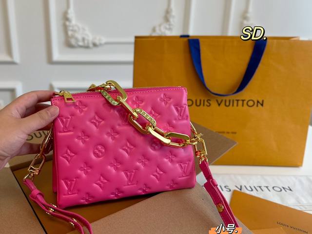 小号 折叠盒飞机盒 Size：21×16 Lv路易威登coussin手袋抱枕包 包如其名像只柔软可爱的小坐垫， 包身立体浮雕logo，低调复古 大气又时髦！有被