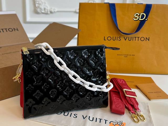 中号 折叠盒飞机盒 Size：26×20 Lv路易威登coussin手袋抱枕包 包如其名像只柔软可爱的小坐垫， 包身立体浮雕logo，低调复古 大气又时髦！有被