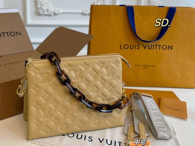 中号 折叠盒飞机盒 Size：26×20 Lv路易威登coussin手袋抱枕包 包如其名像只柔软可爱的小坐垫， 包身立体浮雕logo，低调复古 大气又时髦！有被
