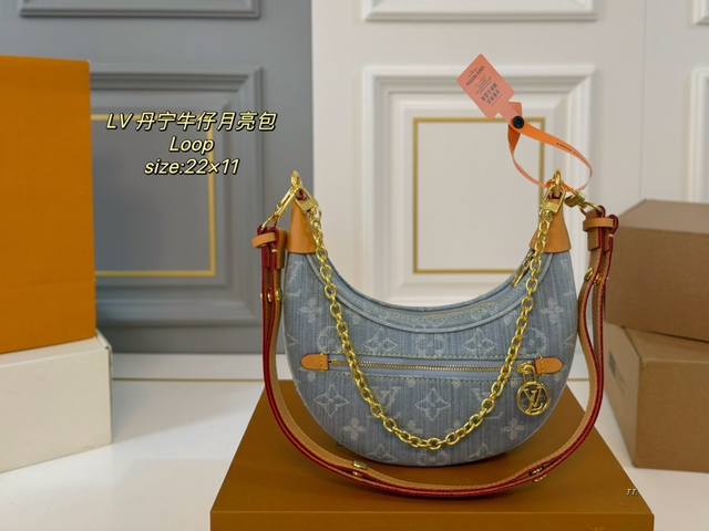 折叠盒 Size：22×11 Lv路易威登新款丹宁牛仔loop豌豆包 本身包型就很独特，也叫月亮包 老花牛仔设计，肩带可调节～ 腋下背、斜挎，手提都很好看！ 随
