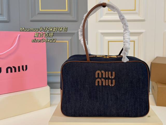 飞机盒 Size：34×23 Minmiu缪缪新品牛仔保龄包公文包 牛仔材质 细腻柔软 复古百搭！ 洋气时髦，保龄球设计风格 超大容量还很轻便～ 随性慵懒，时尚