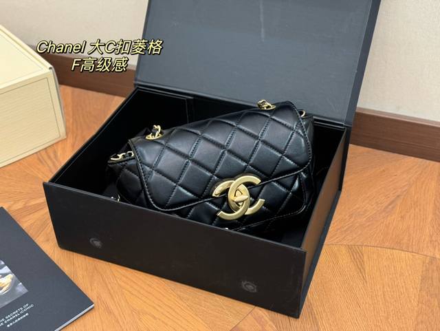 配折叠盒飞机盒 Size：20.14Cm 香奈儿 新款大c标 太太太太太美了 美到我心里去的一只包 看到它第一眼就觉得 这就是我的包吧